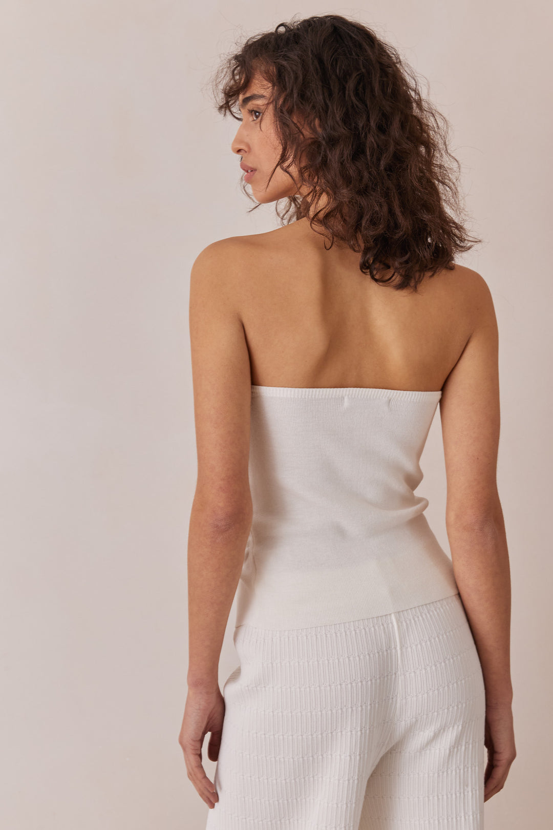 טופ סטרפלס רייצ'ל בשילוב כיווצים ושסע | לבן