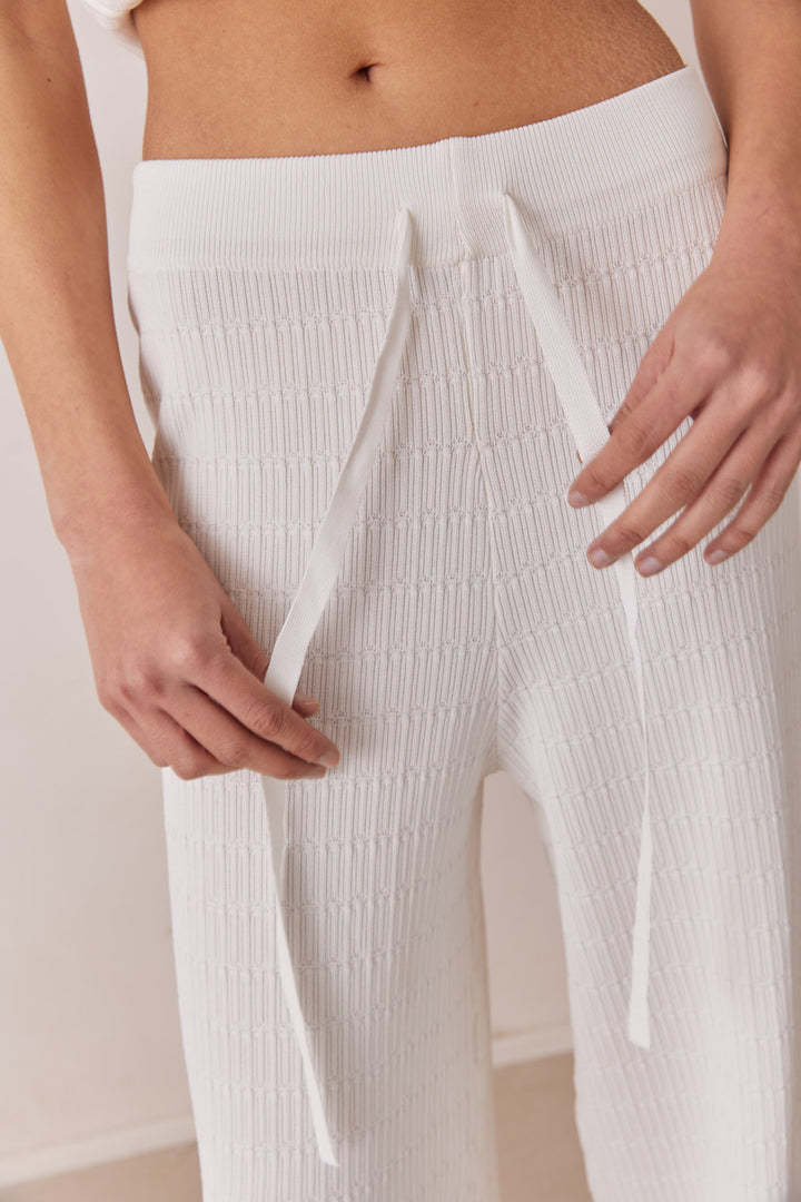מכנסי אמור סיומת רחבה | לבן