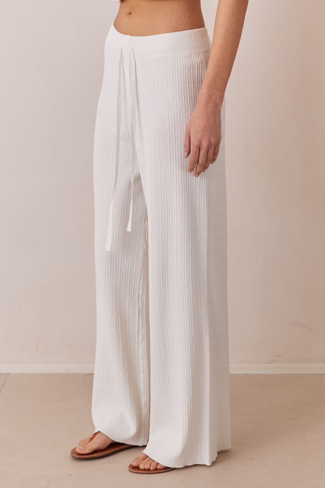 מכנסי אמור סיומת רחבה | לבן