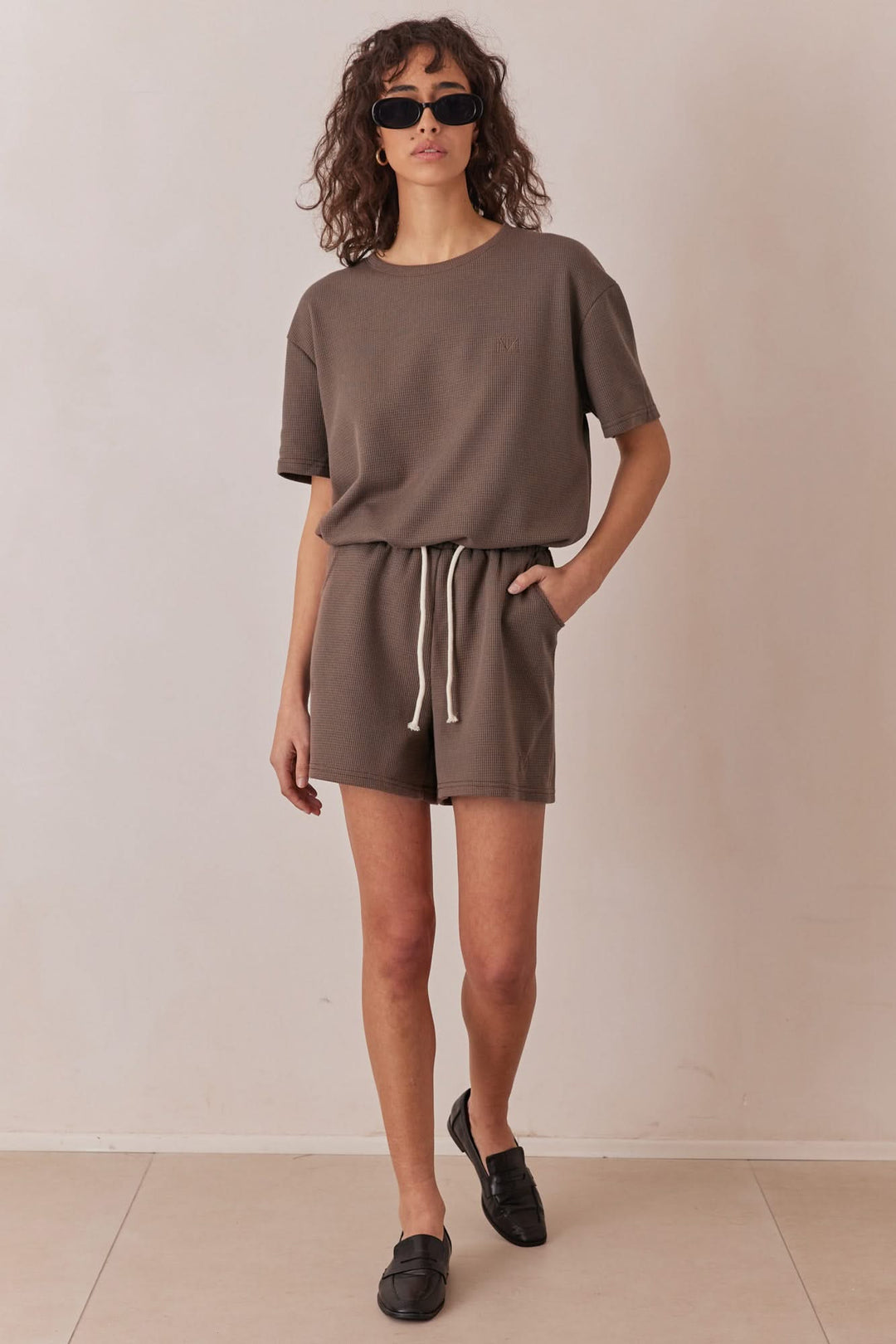 חליפת ורוניק בד וופל בשילוב רקמת לוגו | חום כהה