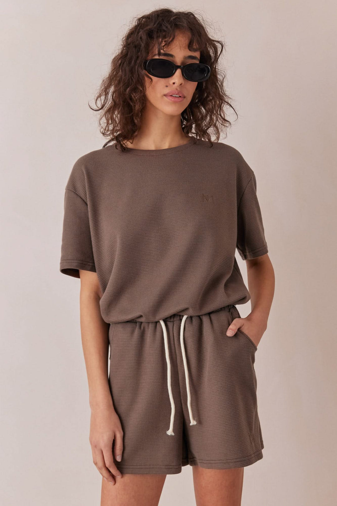 חליפת ורוניק בד וופל בשילוב רקמת לוגו | חום כהה