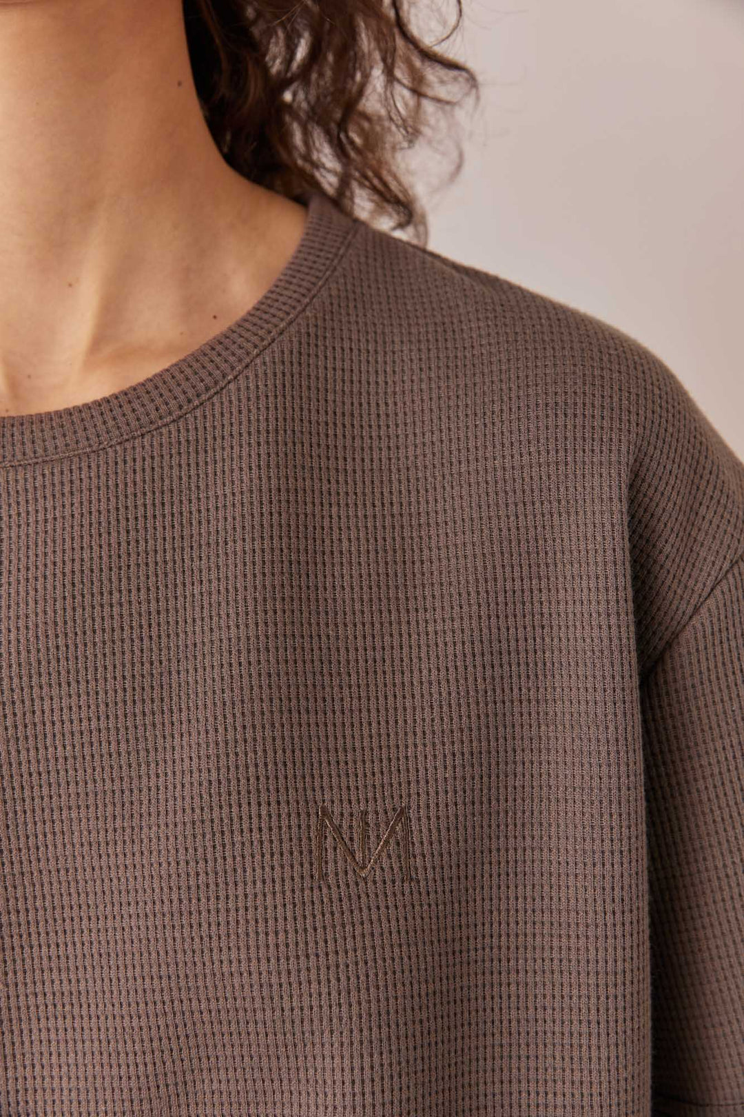 חליפת ורוניק בד וופל בשילוב רקמת לוגו | חום כהה