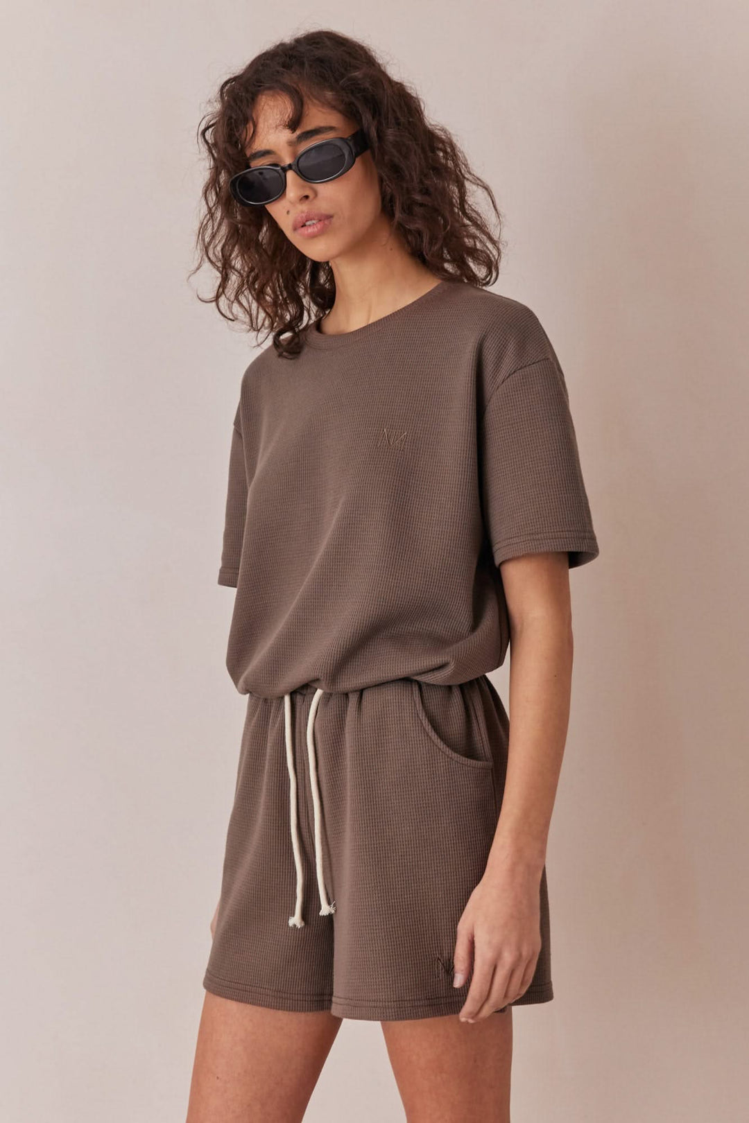 חליפת ורוניק בד וופל בשילוב רקמת לוגו | חום כהה