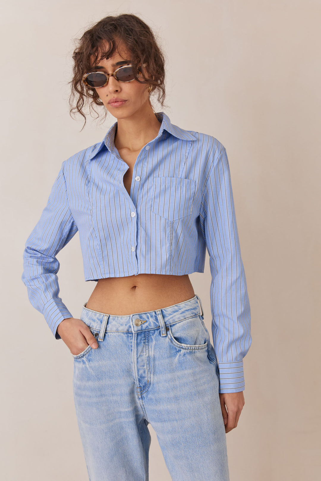 מכופתרת אנג'י סטרייפס גזרת קרופ | כחול בהיר
