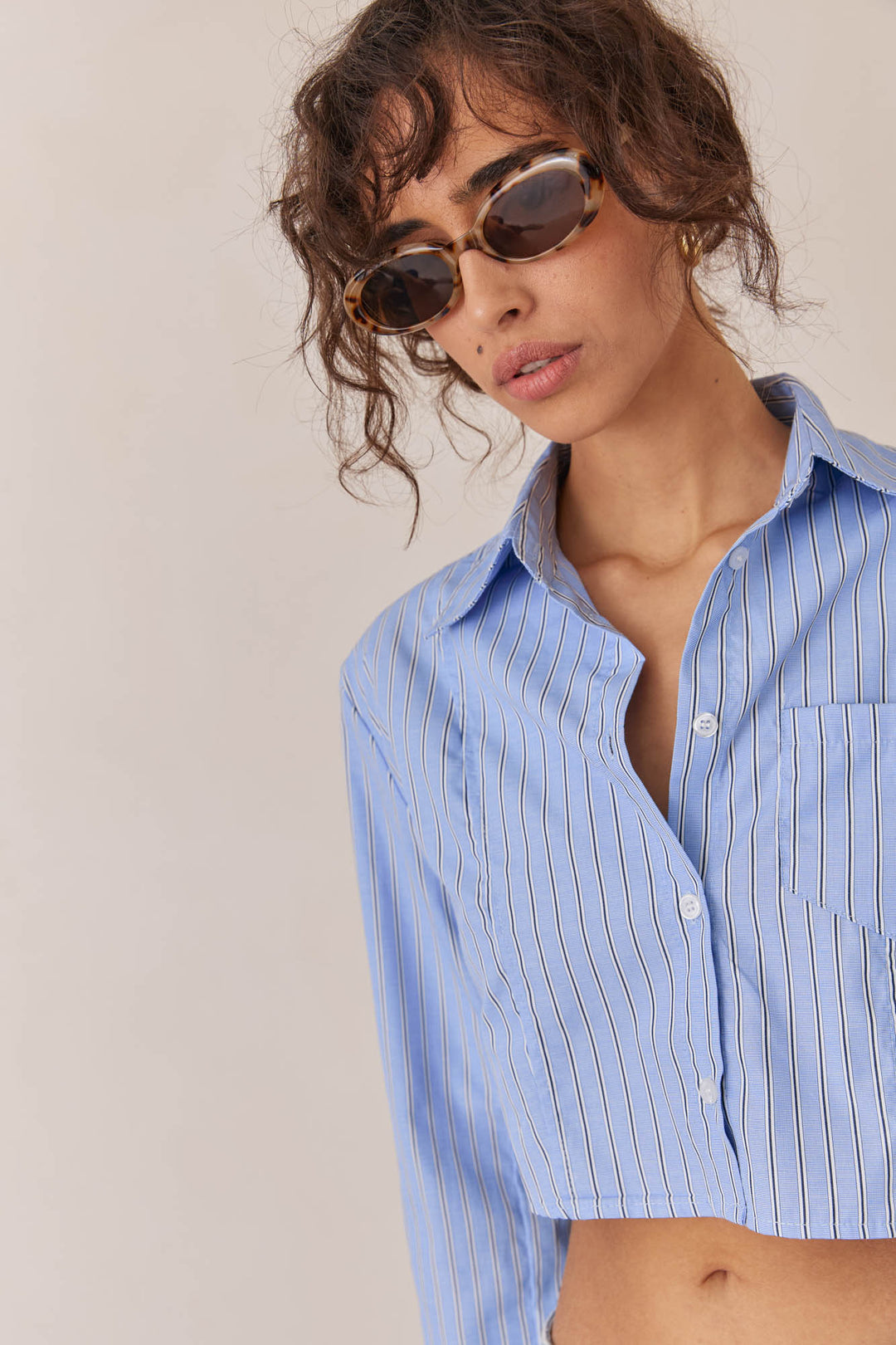 מכופתרת אנג'י סטרייפס גזרת קרופ | כחול בהיר