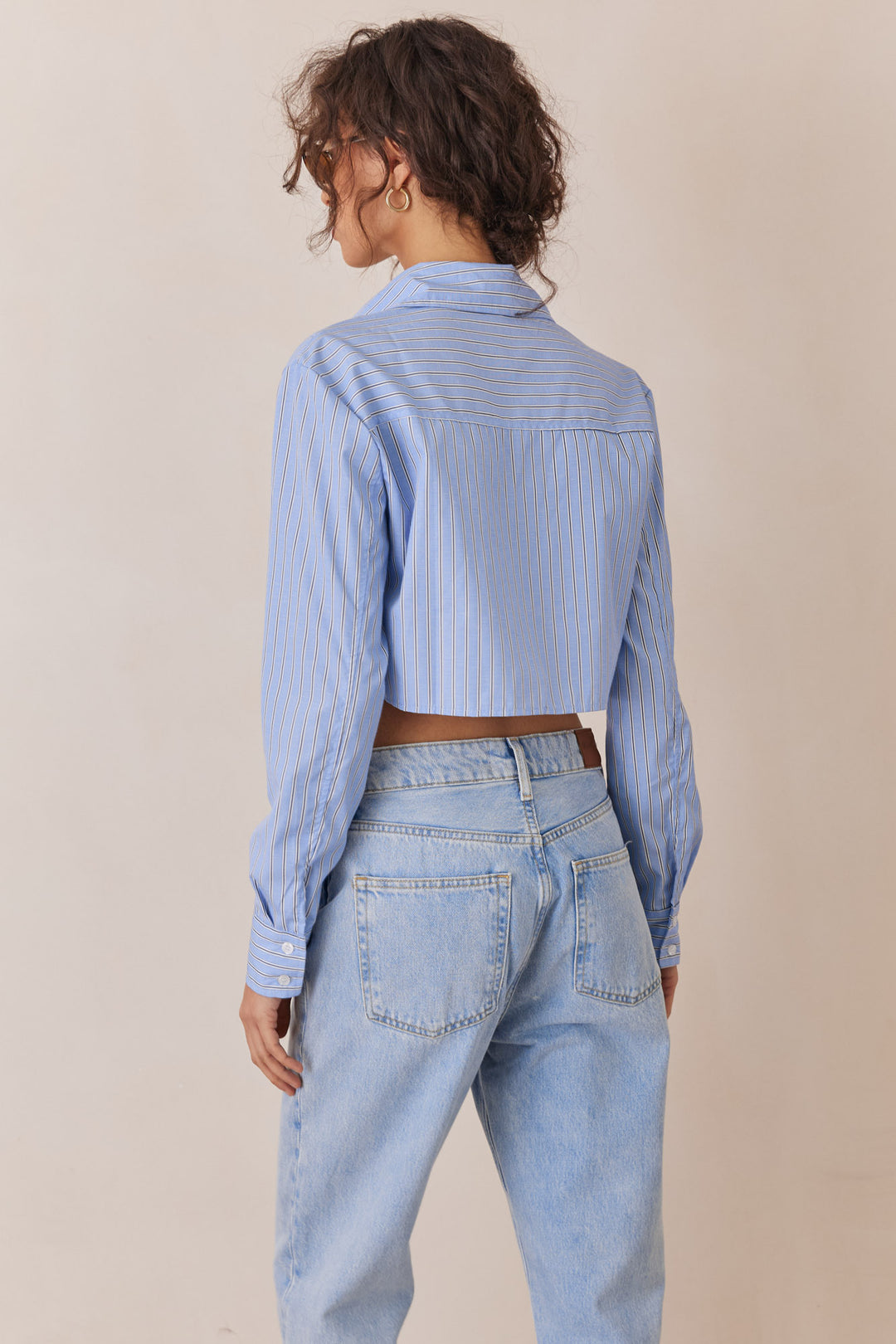 מכופתרת אנג'י סטרייפס גזרת קרופ | כחול בהיר