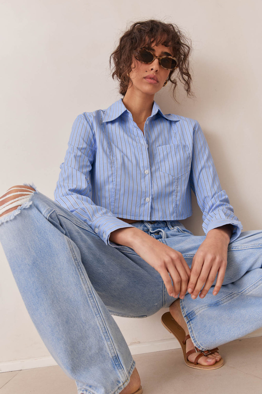 מכופתרת אנג'י סטרייפס גזרת קרופ | כחול בהיר