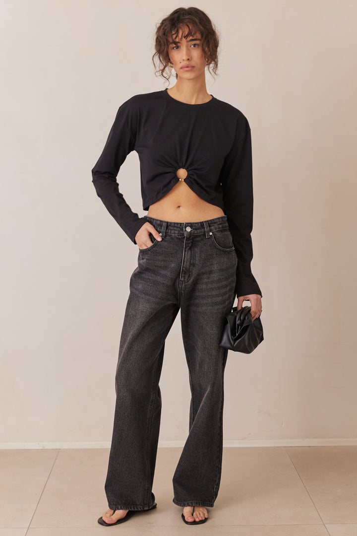 חולצת כריסטין קרופ בשילוב חישוק מוזהב | שחור