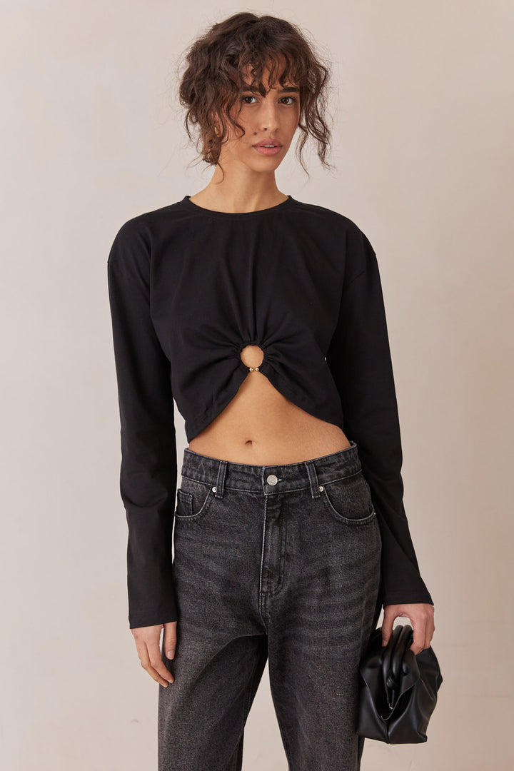 חולצת כריסטין קרופ בשילוב חישוק מוזהב | שחור