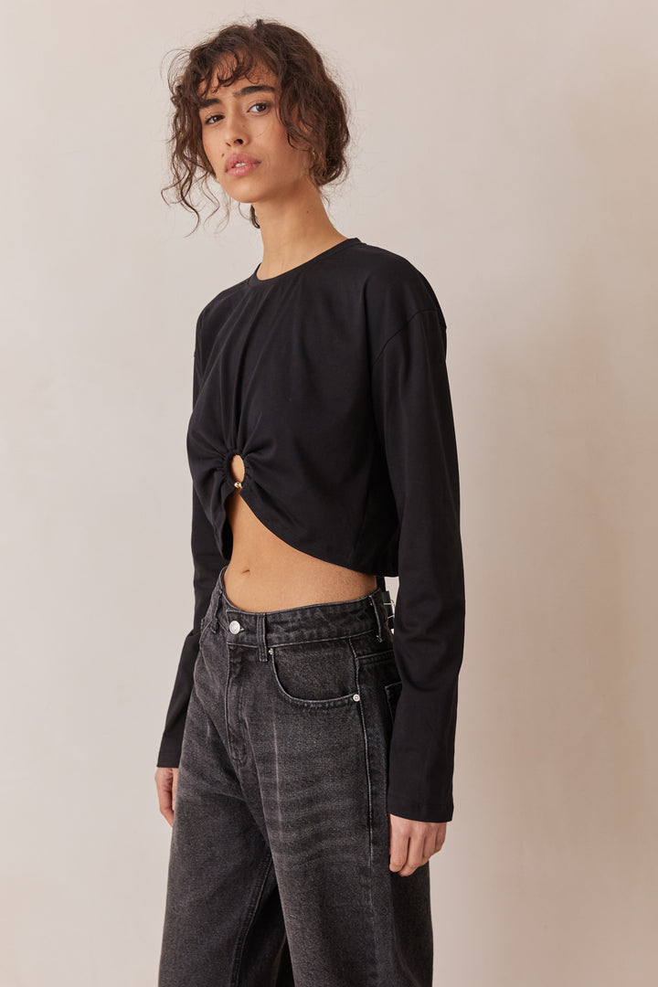 חולצת כריסטין קרופ בשילוב חישוק מוזהב | שחור