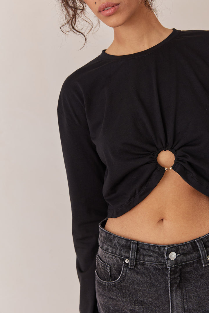 חולצת כריסטין קרופ בשילוב חישוק מוזהב | שחור