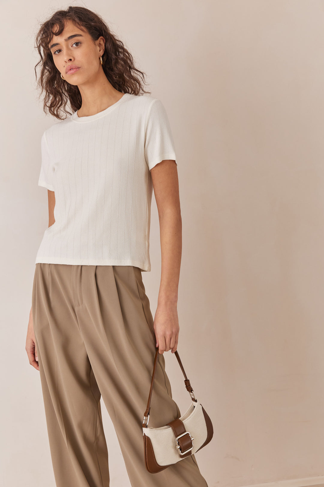 חולצת טי ג'יימי בשילוב טקסטורת פסים | לבן