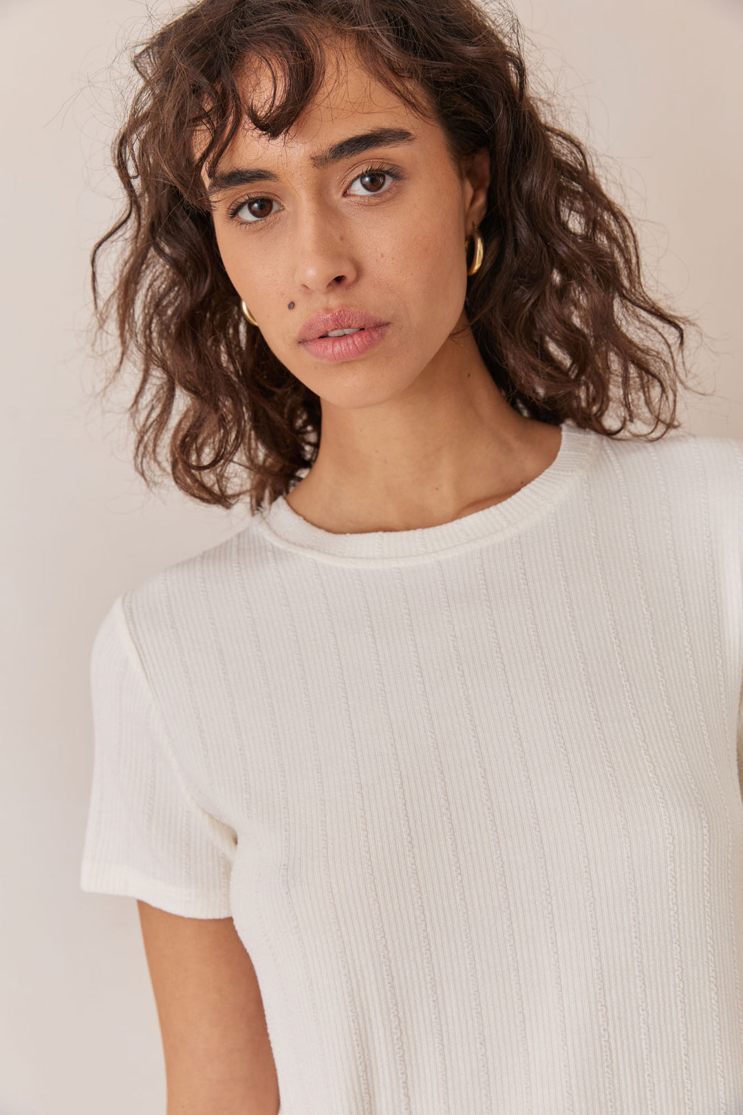 חולצת טי ג'יימי בשילוב טקסטורת פסים | לבן