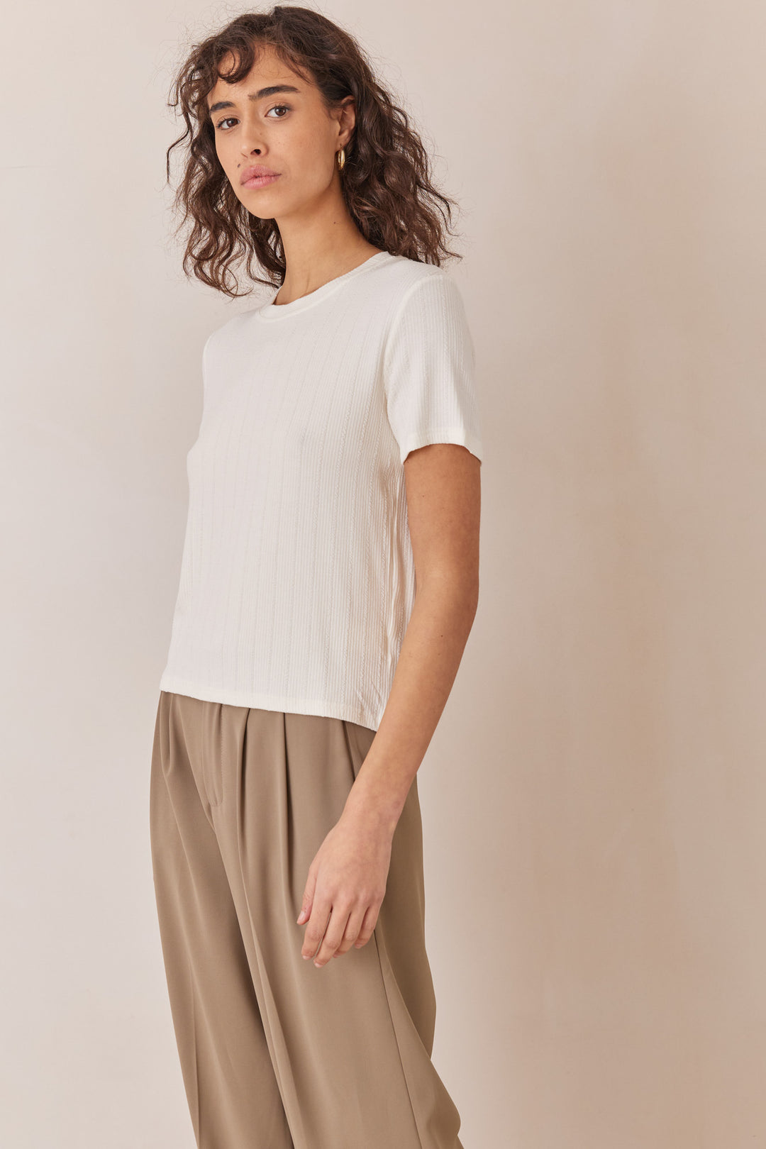 חולצת טי ג'יימי בשילוב טקסטורת פסים | לבן