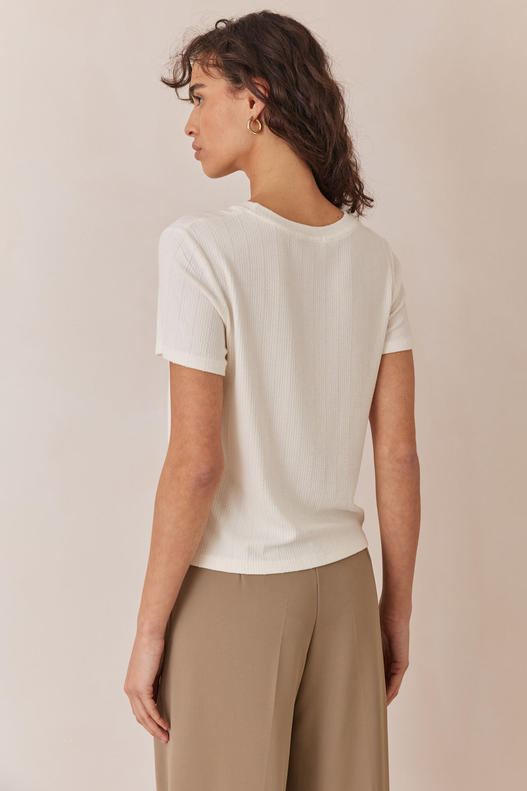 חולצת טי ג'יימי בשילוב טקסטורת פסים | לבן