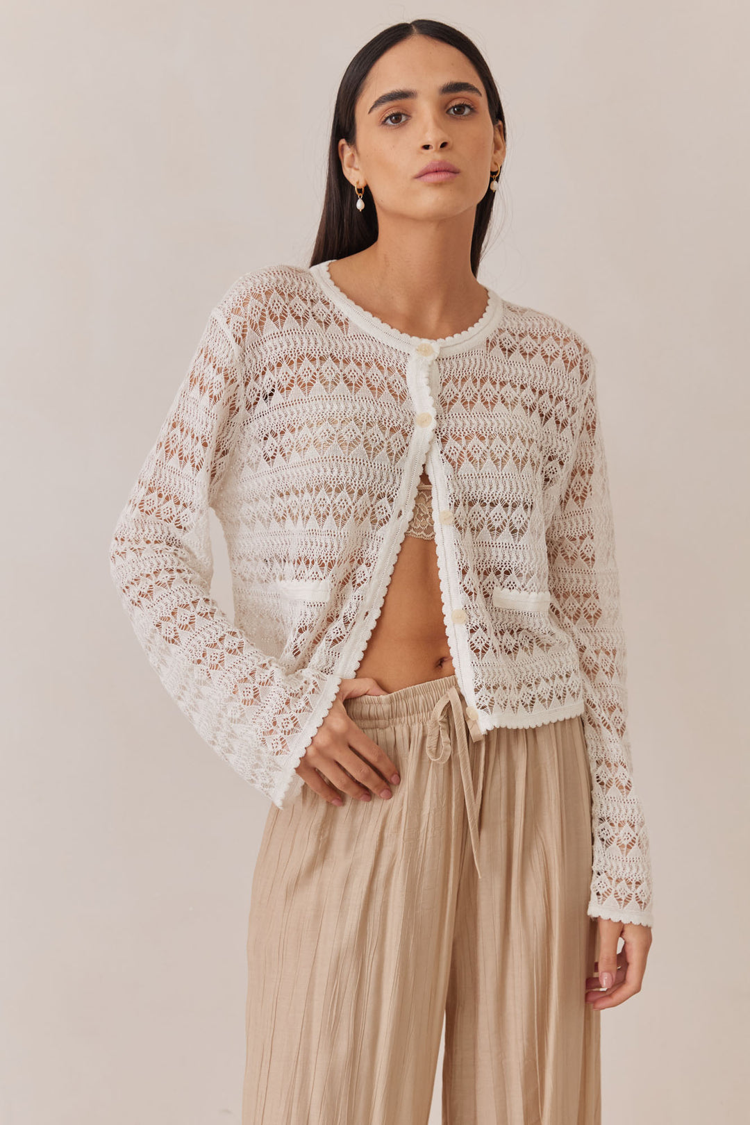 חולצת תחרה אמיליה בשילוב כפתורים | לבן