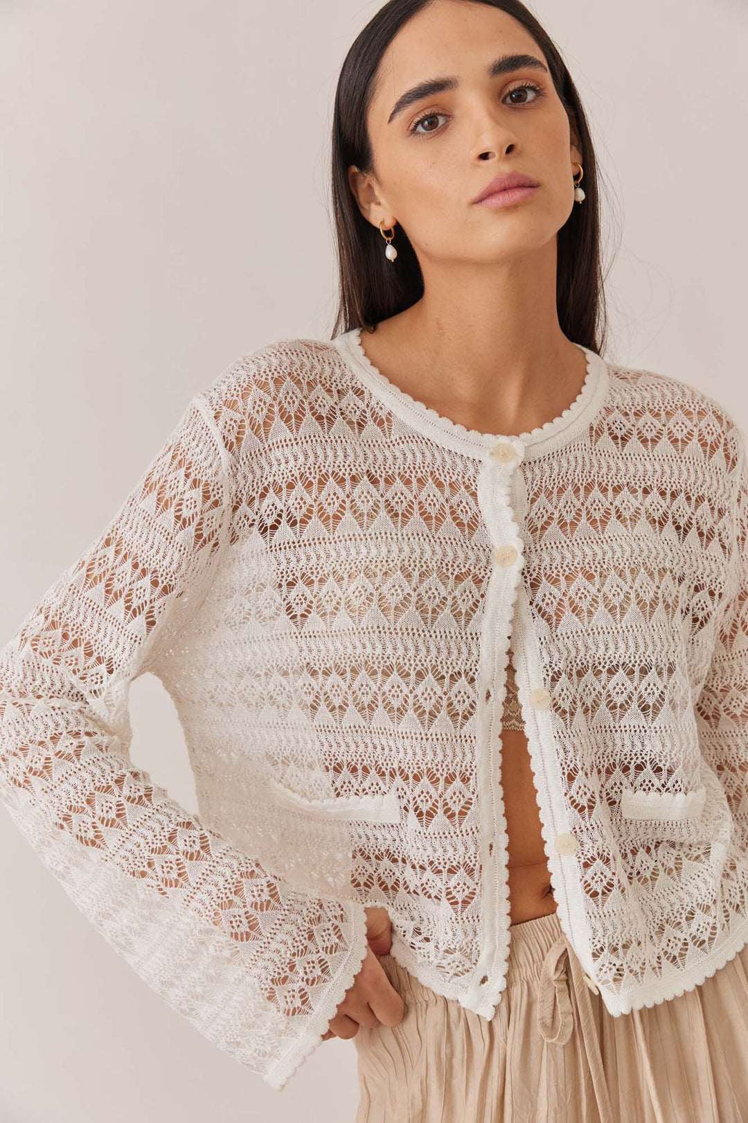 חולצת תחרה אמיליה בשילוב כפתורים | לבן