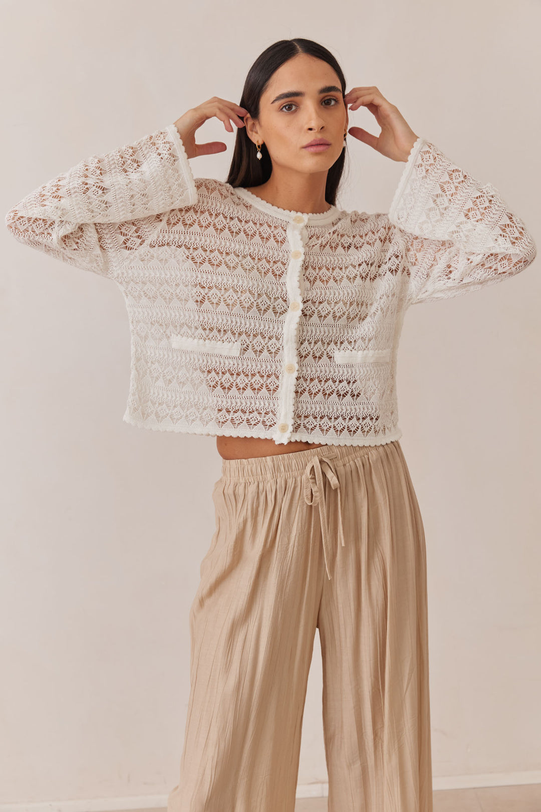 חולצת תחרה אמיליה בשילוב כפתורים | לבן