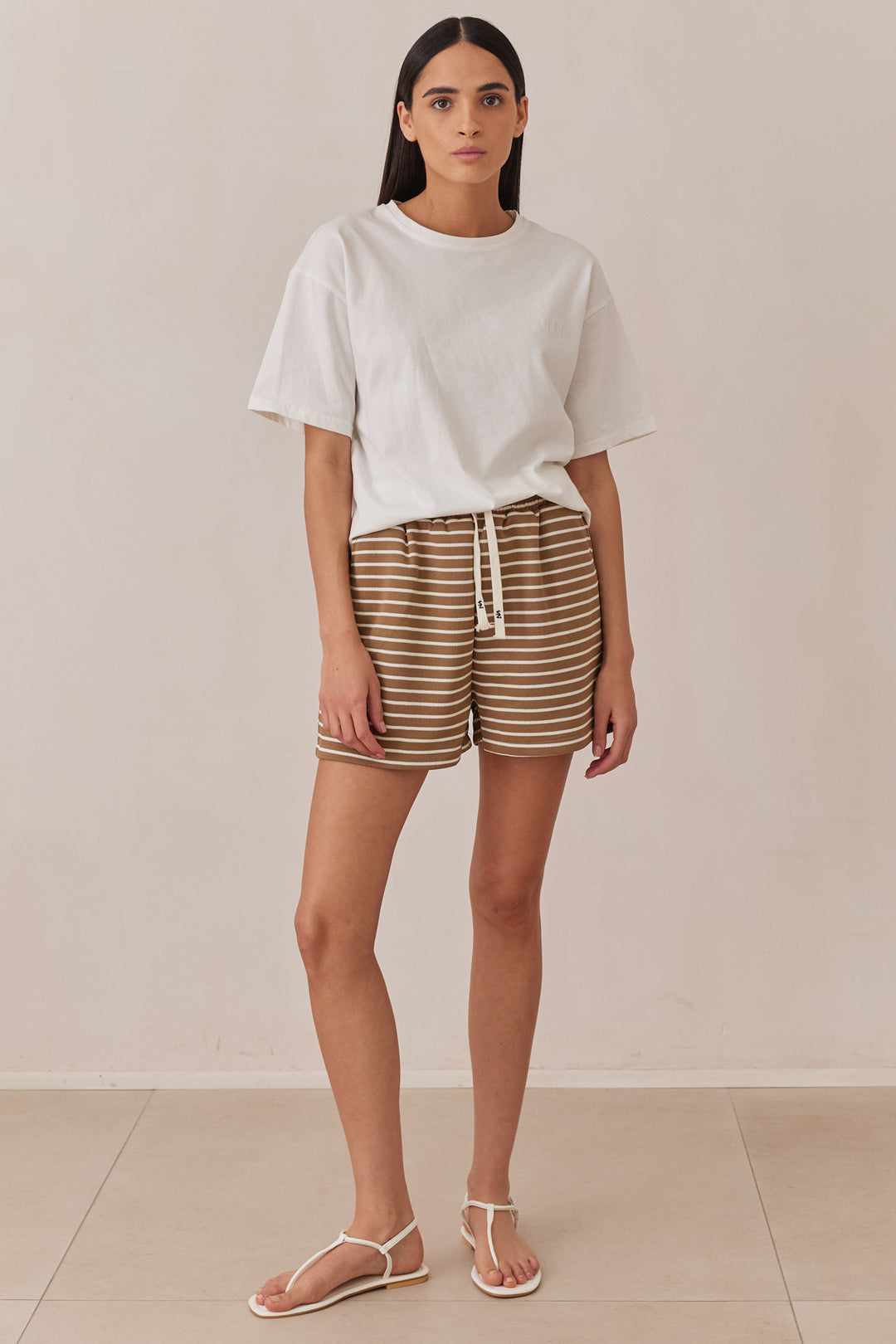 שורט בריסל סטרייפס רקמת לוגו | חום/בז'
