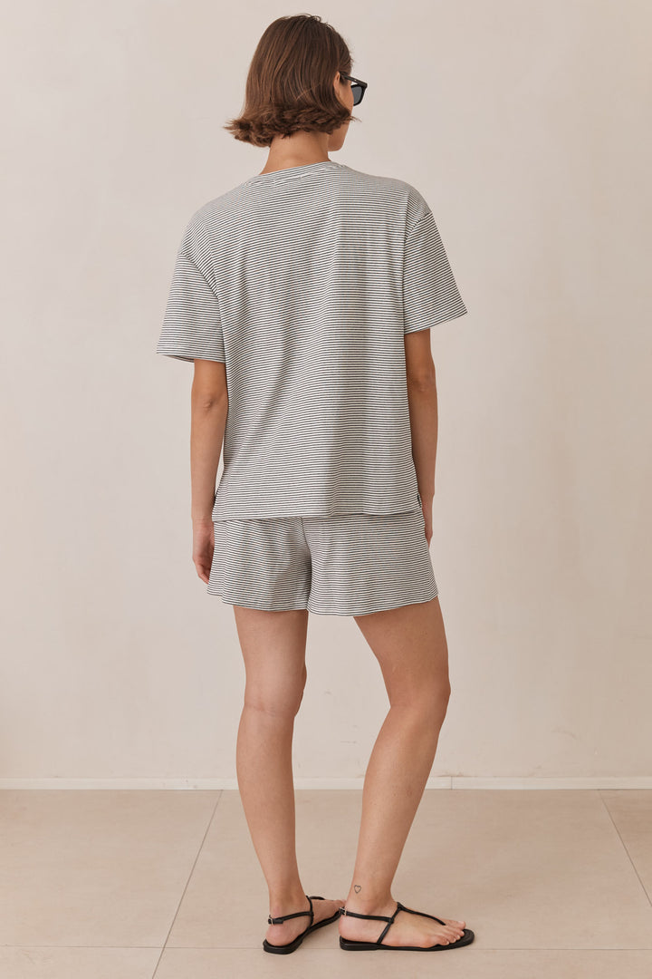 חליפת גייל סטרייפס | לבן/שחור