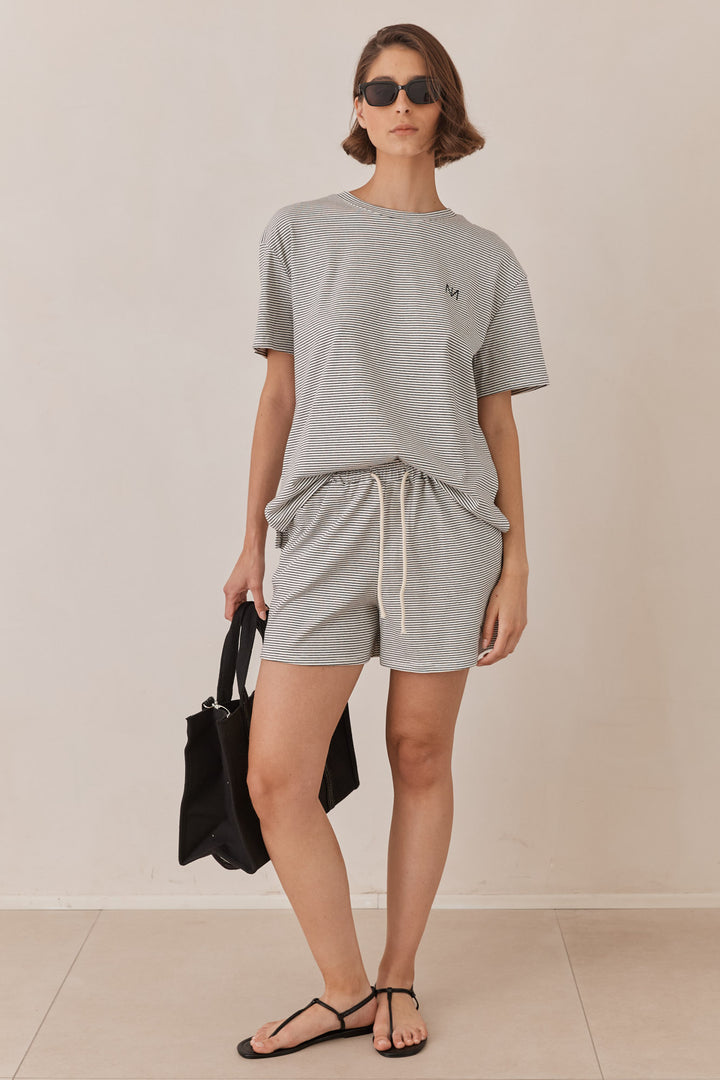 חליפת גייל סטרייפס | לבן/שחור