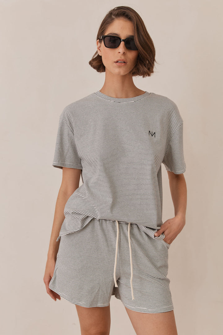 חליפת גייל סטרייפס | לבן/שחור