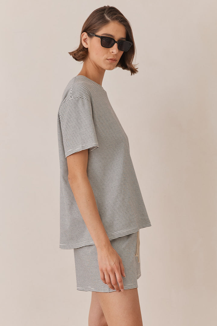 חליפת גייל סטרייפס | לבן/שחור