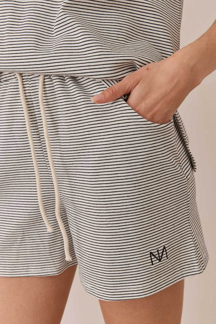 חליפת גייל סטרייפס | לבן/שחור