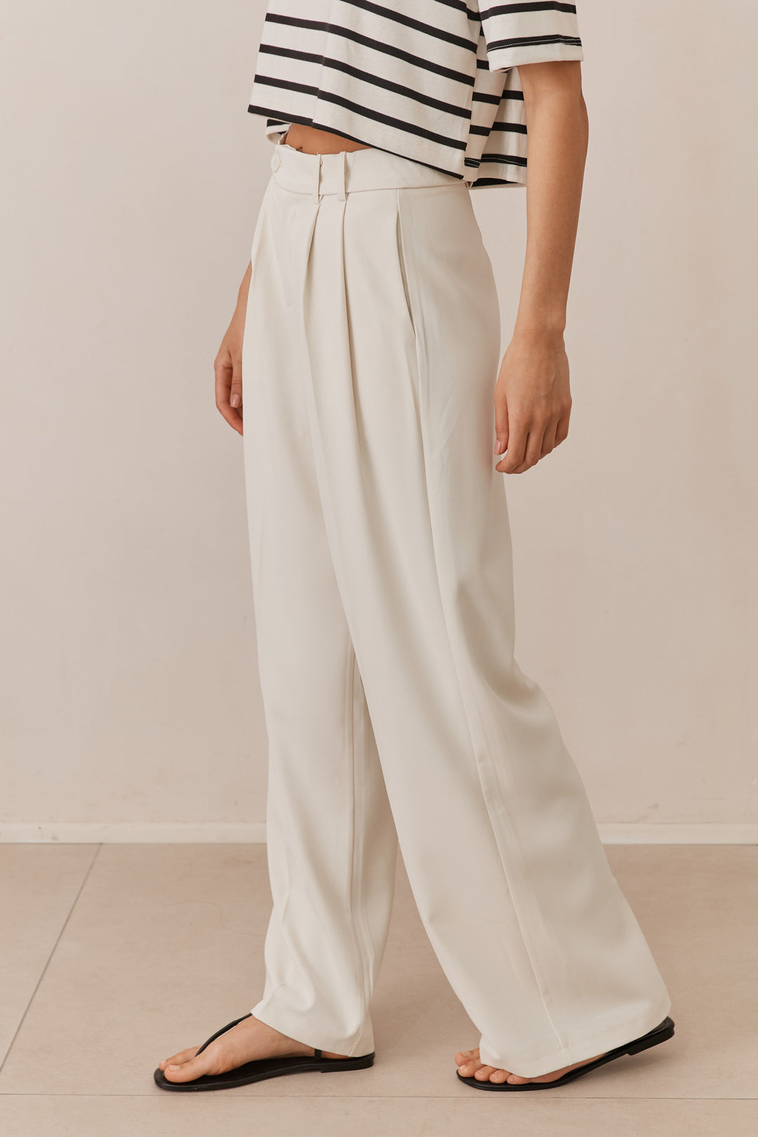 מכנסי ניקה מחויטים סגירה צידית | קרם