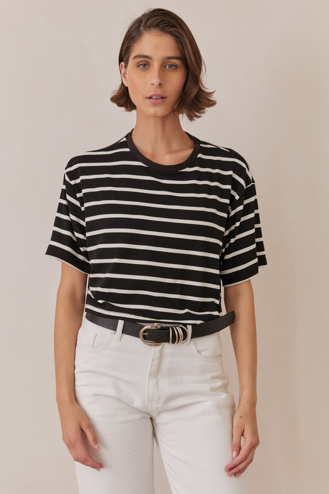טי שירט קווין סטרייפס גזרת קרופ | שחור/לבן