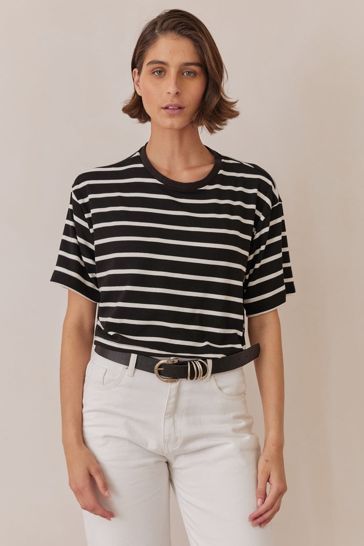 טי שירט קווין סטרייפס גזרת קרופ | שחור/לבן