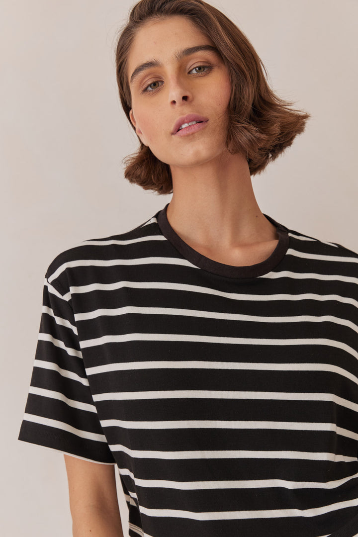 טי שירט קווין סטרייפס גזרת קרופ | שחור/לבן