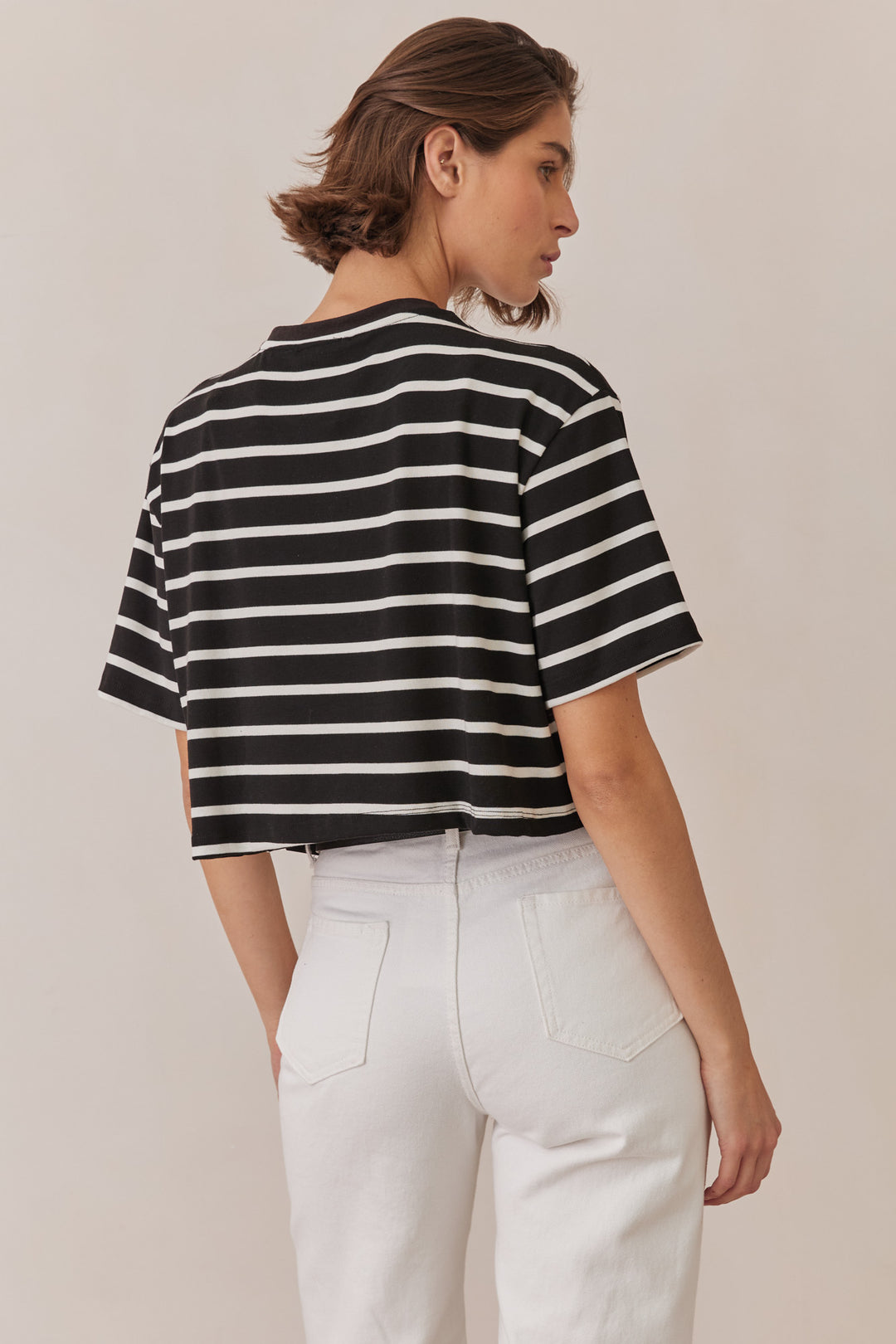 טי שירט קווין סטרייפס גזרת קרופ | שחור/לבן