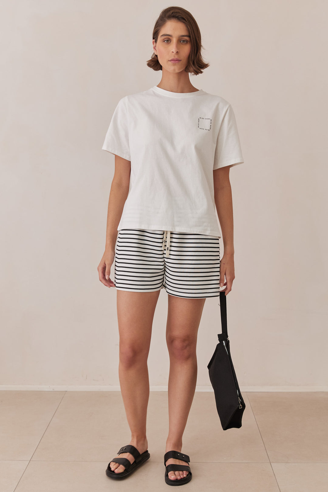 שורט בריסל סטרייפס רקמת לוגו | לבן/שחור