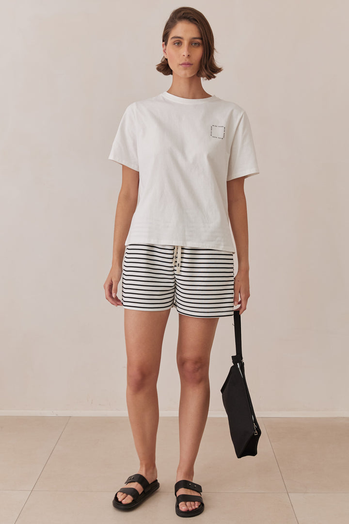 שורט בריסל סטרייפס רקמת לוגו | לבן/שחור