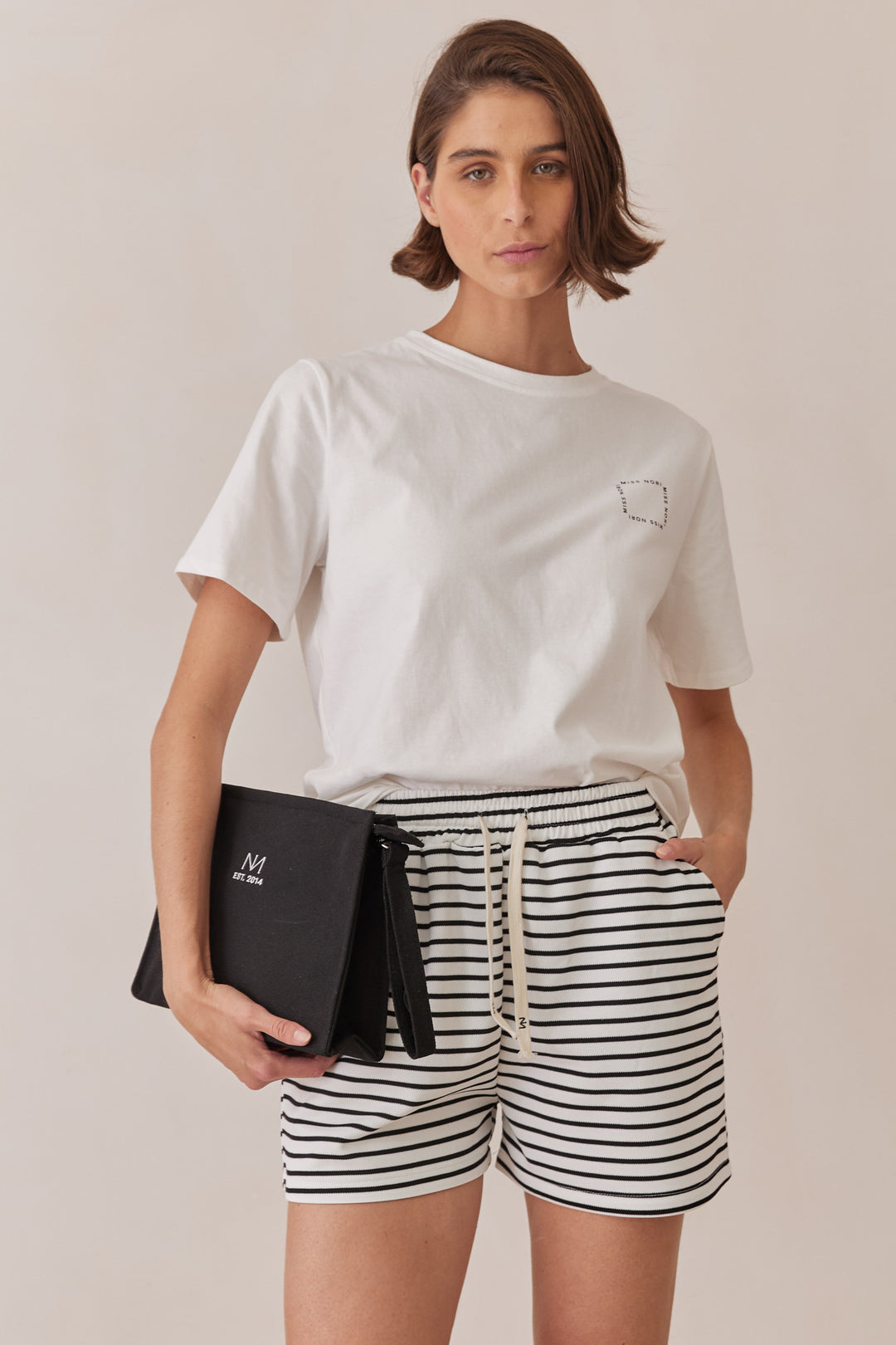 טי שירט בייסיק נורי הדפס לוגו | לבן