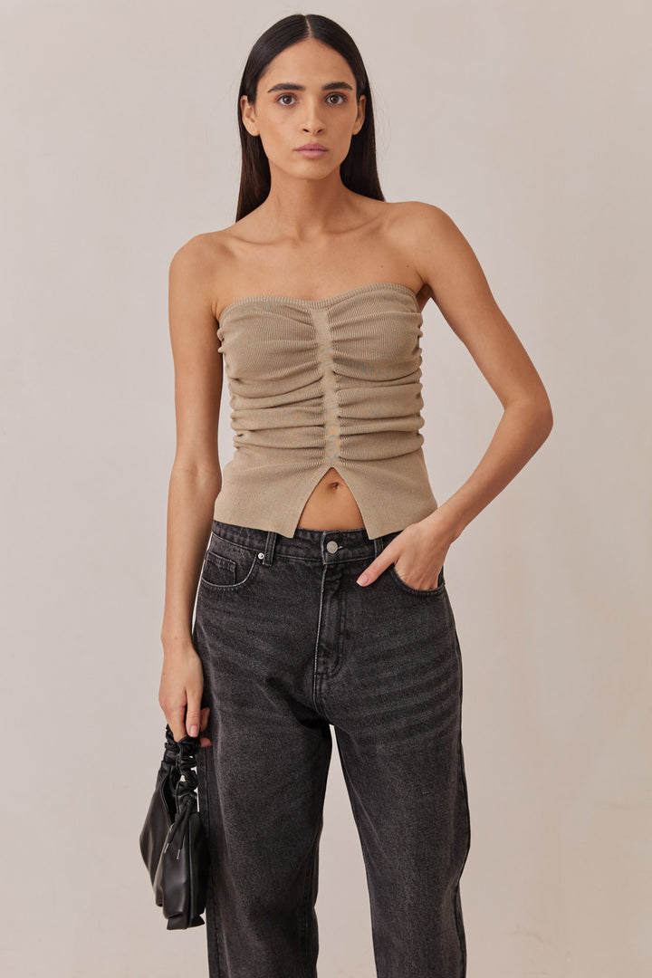 טופ סטרפלס רייצ'ל בשילוב כיווצים ושסע | ירוק זית