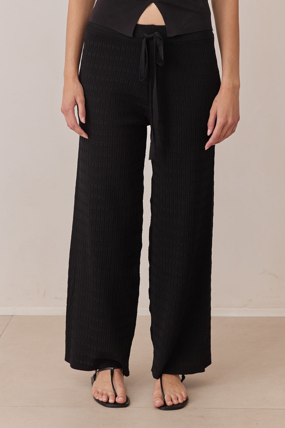 מכנסי אמור סיומת רחבה | שחור