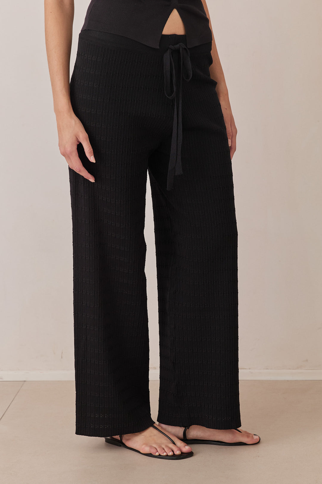 מכנסי אמור סיומת רחבה | שחור