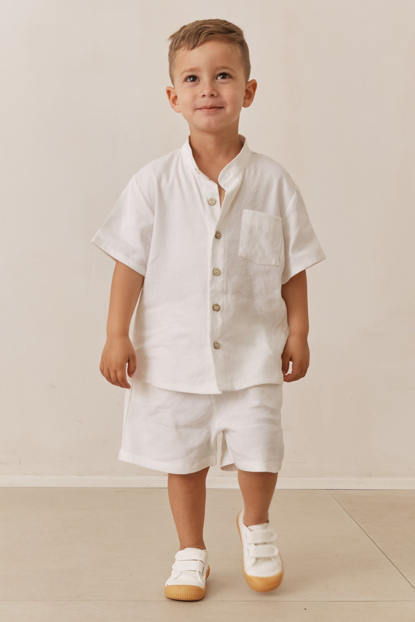 חליפת פשתן - חולצה מכופתרת בשילוב כפתורי עץ ומכנסיים קצרים | לבן