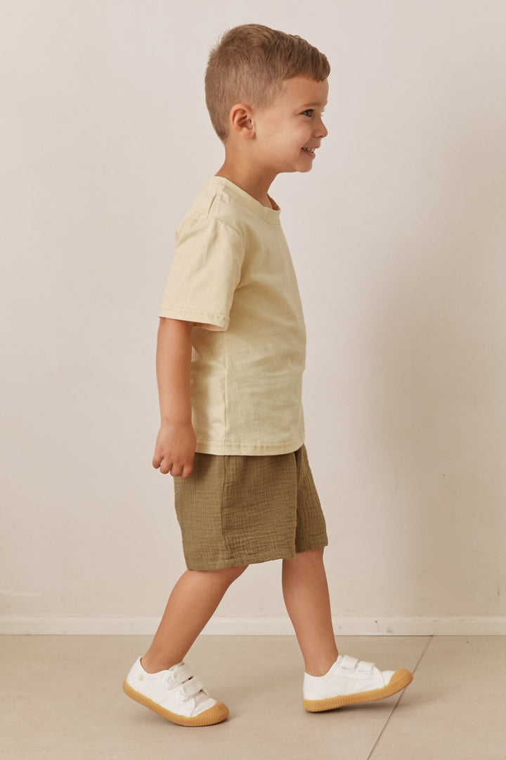 מכנסי ג'וני קצרים מבד טטרה בשילוב גומי במותן | ירוק זית