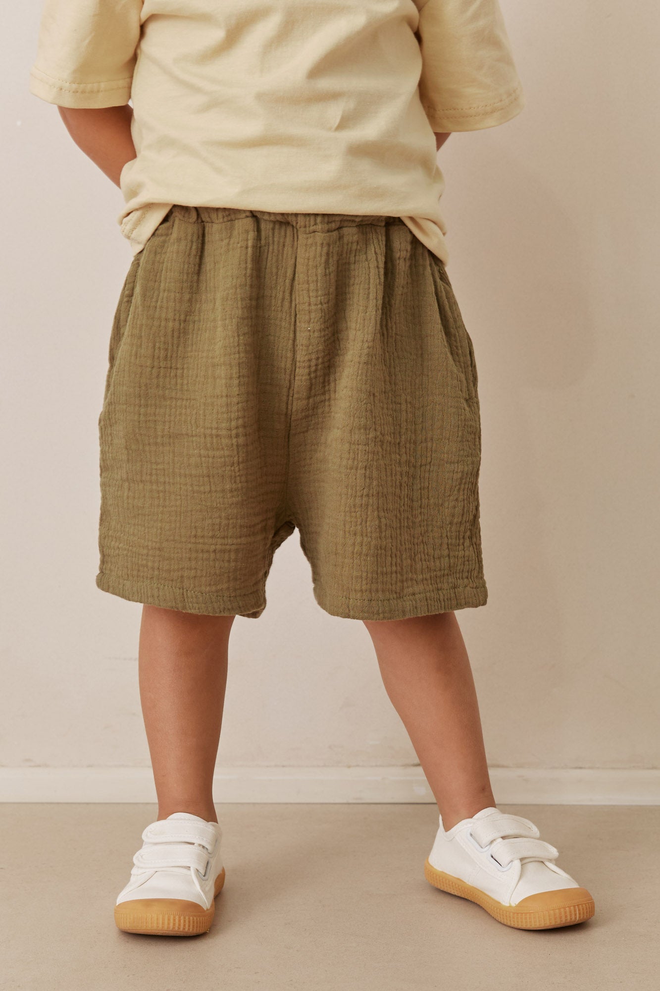 מכנסי ג'וני קצרים מבד טטרה בשילוב גומי במותן | ירוק זית