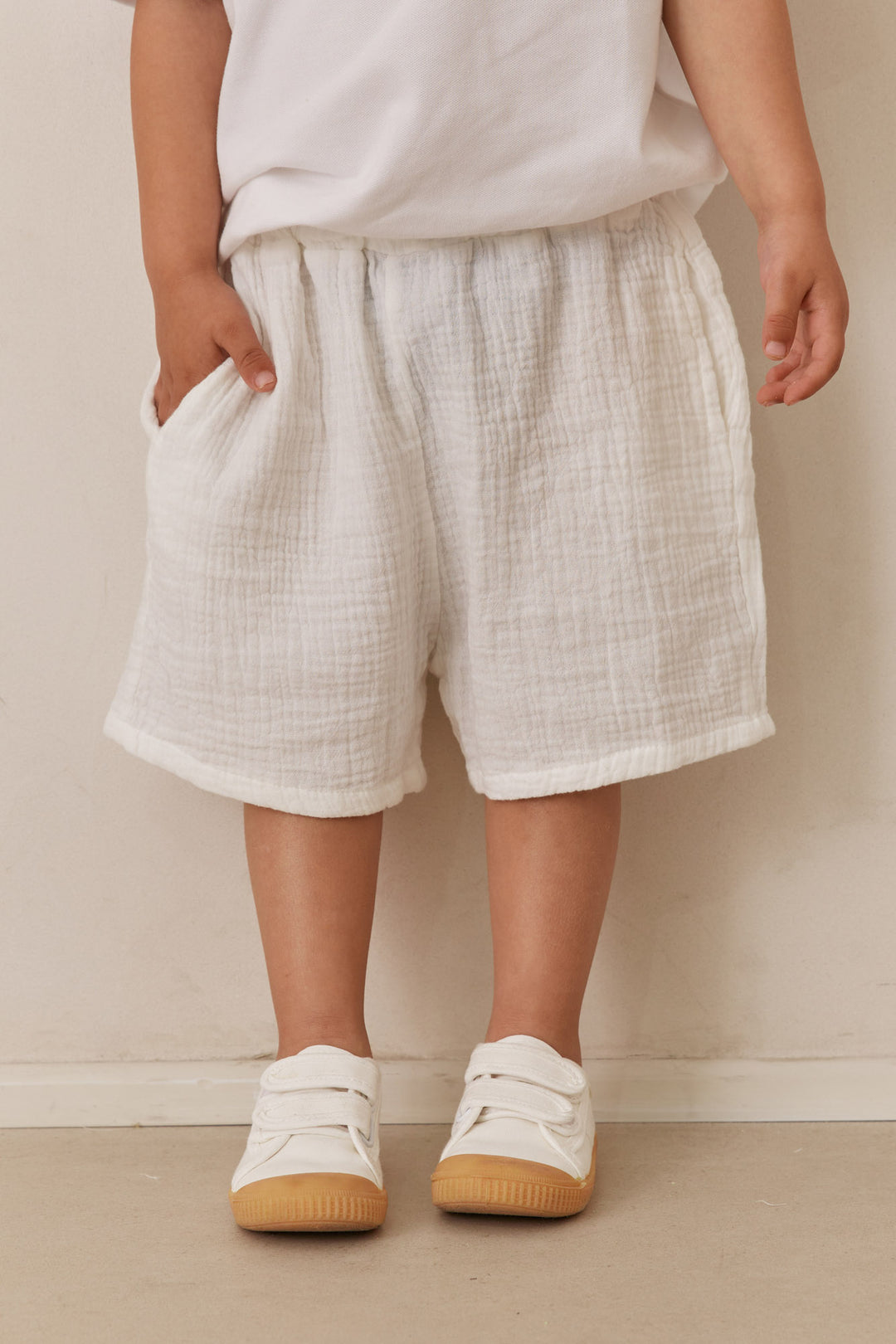 מכנסי ג'וני קצרים מבד טטרה בשילוב גומי במותן | לבן