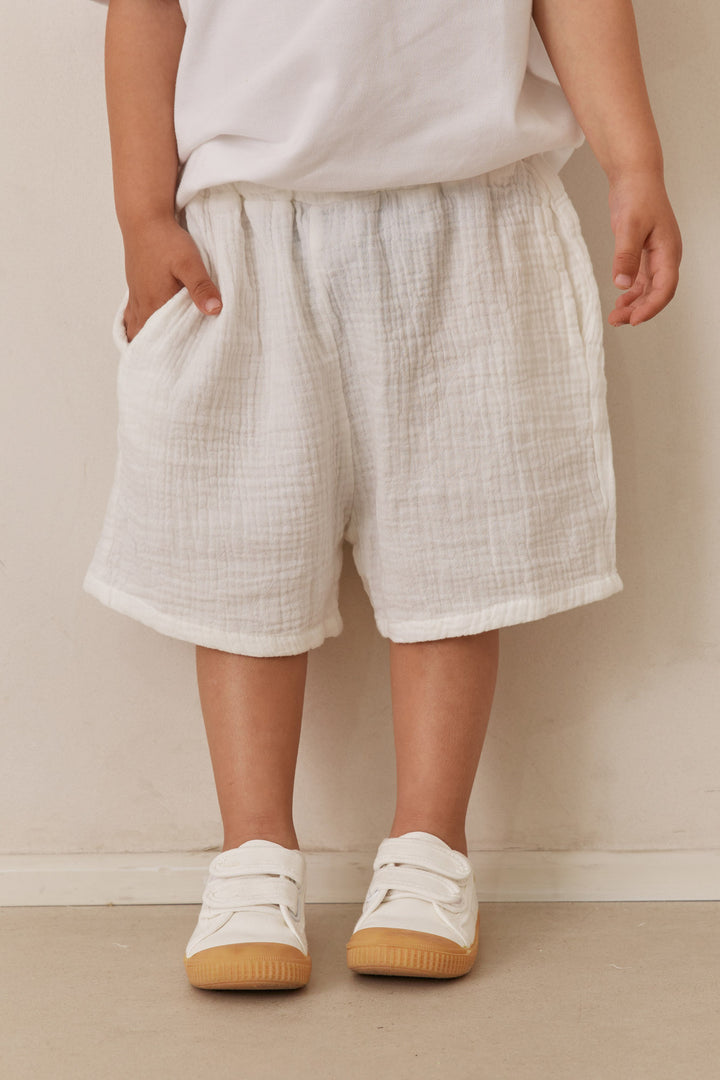 מכנסי ג'וני קצרים מבד טטרה בשילוב גומי במותן | לבן