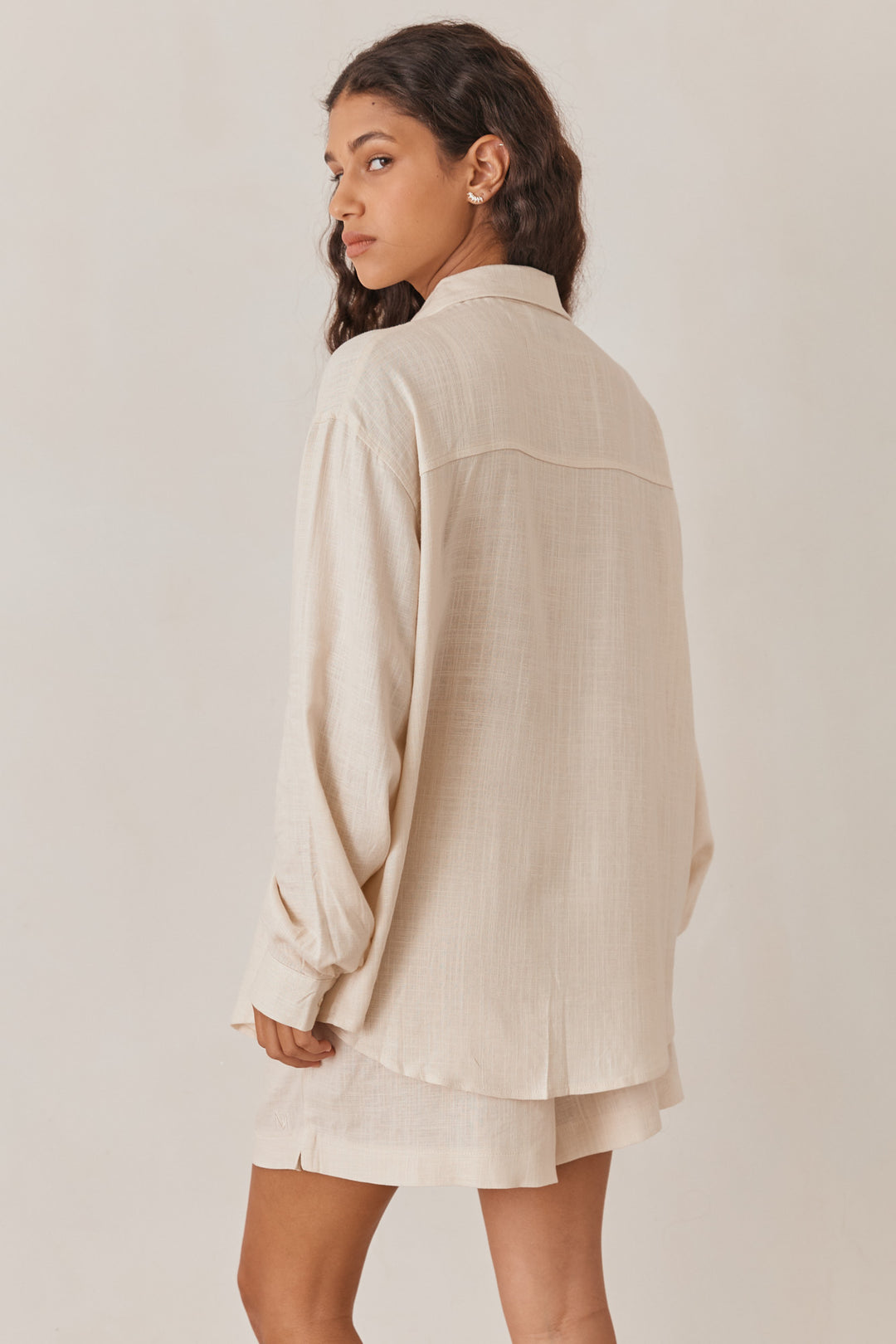 מכופתרת שיה פשתן בשילוב רקמת לוגו | בז'