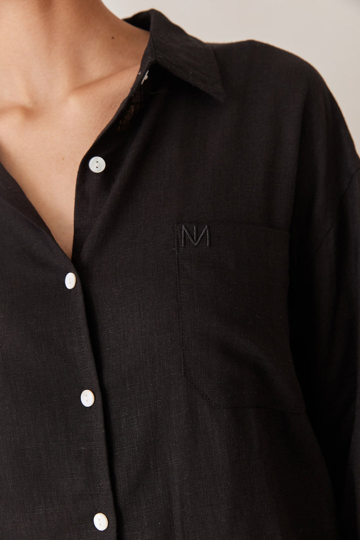 מכופתרת שיה פשתן בשילוב רקמת לוגו | שחור