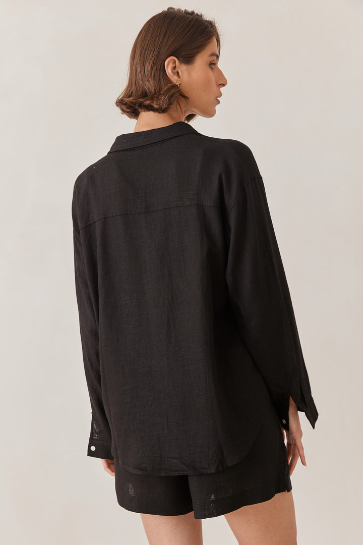 מכופתרת שיה פשתן בשילוב רקמת לוגו | שחור