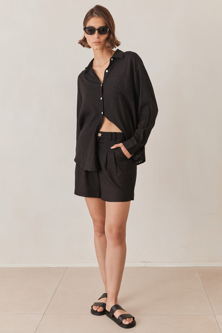 מכופתרת שיה פשתן בשילוב רקמת לוגו | שחור