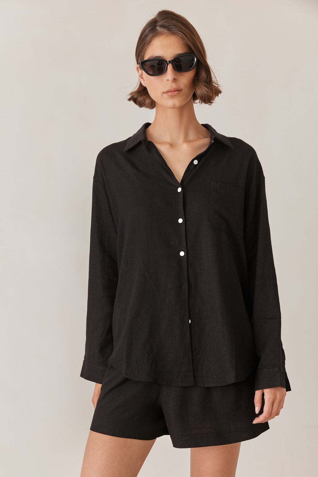 מכופתרת שיה פשתן בשילוב רקמת לוגו | שחור