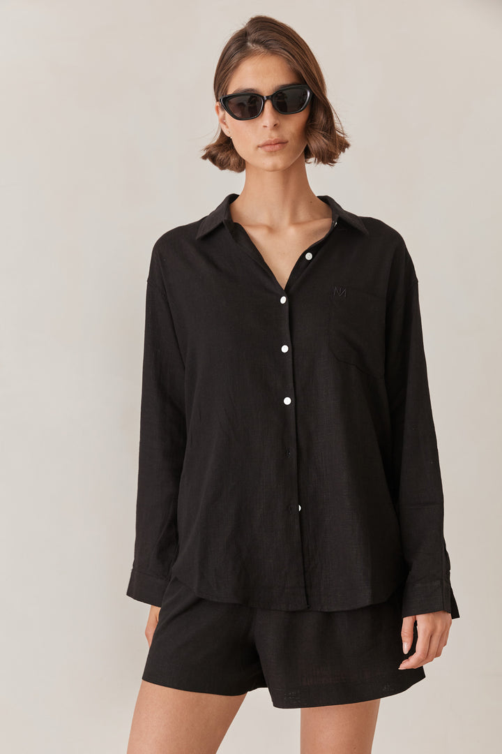 מכופתרת שיה פשתן בשילוב רקמת לוגו | שחור